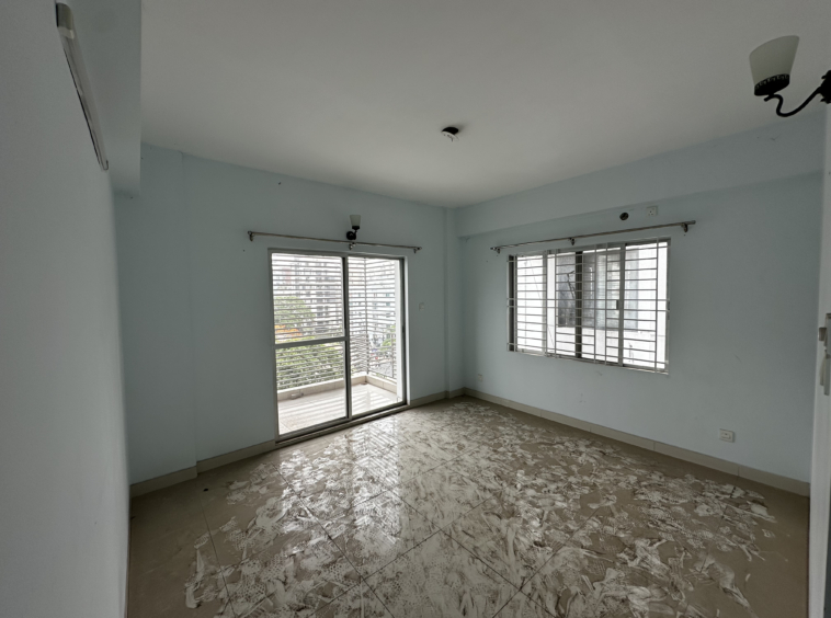 Used flat for sale in Bashundhara Dhaka – 4 bed 2480 sqft apartment with parking