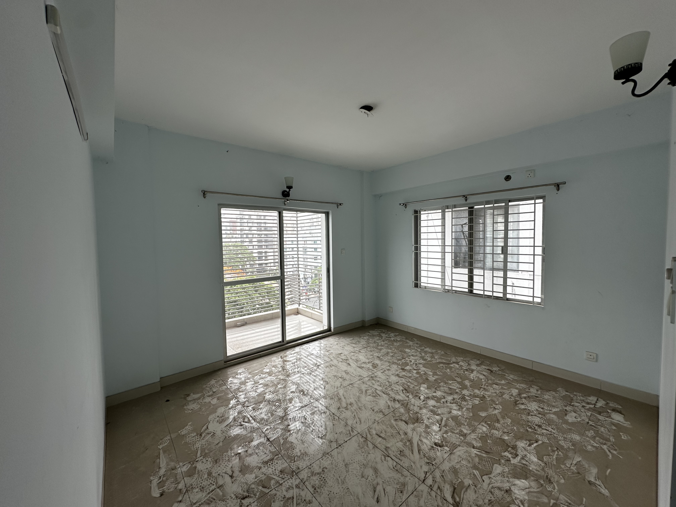 Used flat for sale in Bashundhara Dhaka – 4 bed 2480 sqft apartment with parking